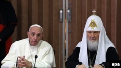 Întâlnire în aeroportul Jose Marti Airport din Havana, Cuba, între papa Francisc (stânga) și patriarhul Kirill , 12 februarie 2016