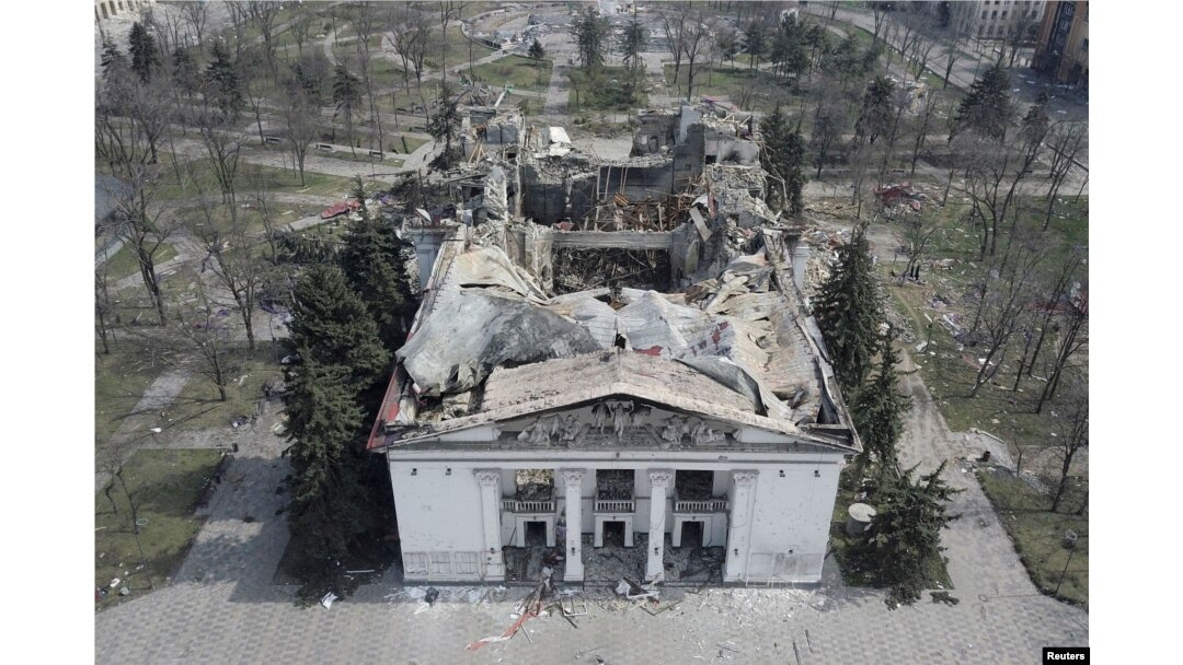 Imagine-simbol a Teatrului din Mariupol, distrus de bombardamentele rusești, aprilie 2022.