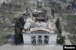 Imagine-simbol a Teatrului din Mariupol, distrus de bombardamentele rusești în aprilie 2024.