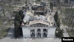 Разрушенное авиабомбами здание Драмтеатра в Мариуполе 