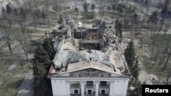 Zgrada pozorišta u Mariupolju nakon što je uništeno u ruskom raketnom napadu