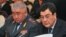 Ички иштер министринин милдетин аткаруучу болгон Шамил Атаханов (оңдо) жана кызматынан алынган Зарылбек Рысалиев (солдо).