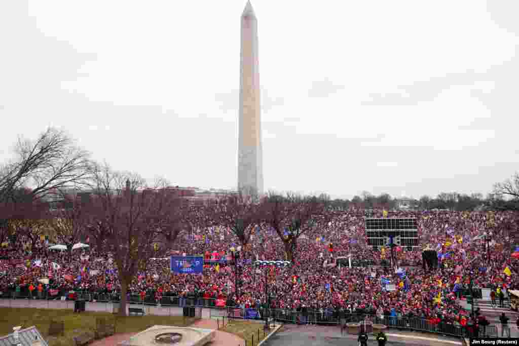 Donald Trump amerikai elnök támogatói gyülekeznek a Washington-emlékmű körül január 6-án. A felvonuláson az elnök is beszédet fog mondani. Ezen a napon ül össze a Kongresszus az Egyesült Államokban, hogy véglegesítse Joe Biden választási győzelmét.