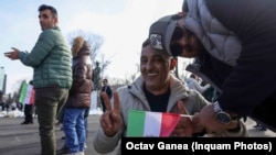 Membri ai comunității iraniene sărbătoresc atacul asupra conducerii Iranului și moartea ayatollahului Ali Khemenei, în parcul Herăstrău din București, 1 martie 2026.