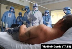 Врачи во время обхода пациентов в отделении реанимации и интенсивной терапии НИИ скорой помощи им. Н.В. Склифосовского, где оказывают помощь пациентам с коронавирусной инфекцией COVID-19, август 2021 года