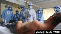 Врачебный обход пациентов с коронавирусной инфекцией COVID-19 в России, иллюстрационное фото