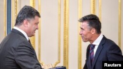 Президент України Петро Порошенко (Л) і генеральний секретар НАТО Андерс Фоґ Расмуссен, 7 серпня 2014 року