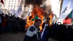 Участники протеста против вступления Болгарии в еврозону