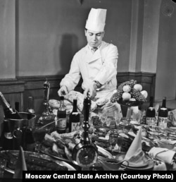 რესტორან "არაგვის" შეფ-მზარეული უხვ საბანკეტო სუფრას აწყობს, 1965 წელი. მოსკოვის ცენტრალური სახელმწიფო არქივი, აუდიო-ვიზუალური დოკუმენტების განყოფილება. ფოტო წიგნიდან "ნაცნობი უცხოები".