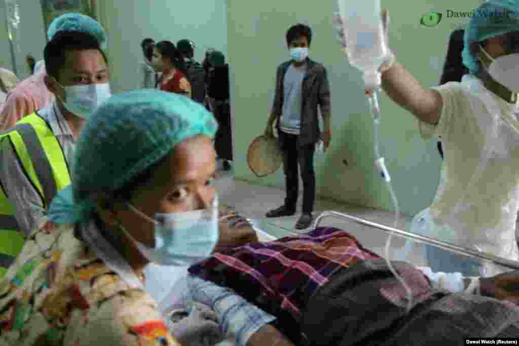 Ранет демонстрант добива третман од медицински персонал за време на протестите против воениот удар во Давеи, Мјанмар на 28 февруари 2021&nbsp;