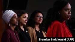 Kongresistet amerikane, Ayanna Pressley, Ilhan Abudalli Omar, Rashida Tlaib dhe Alexandria Ocasio-Cortez gjatë konferencës për media.