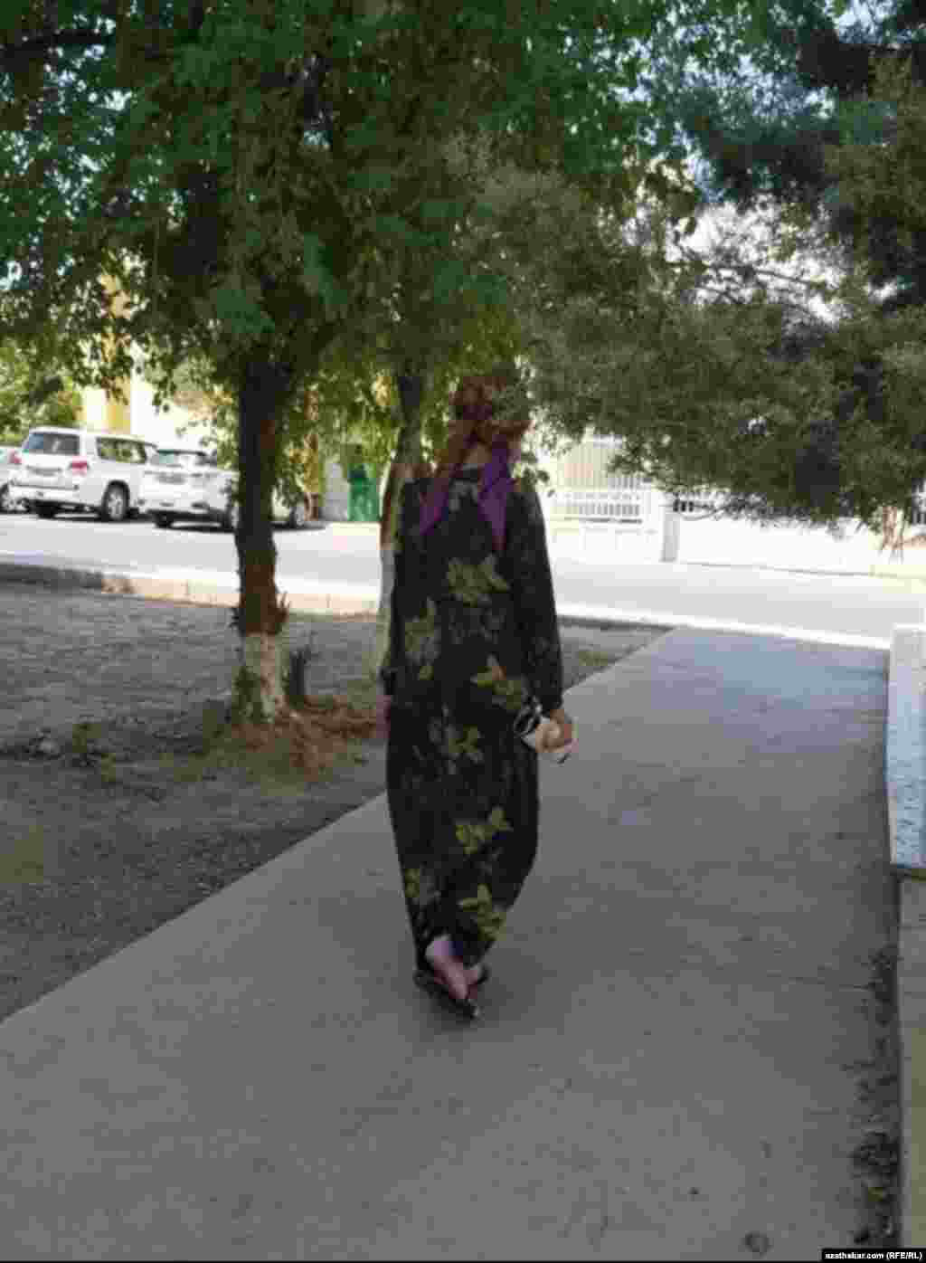 Aşgabat. Ýanýoldan barýan aýal.&nbsp;