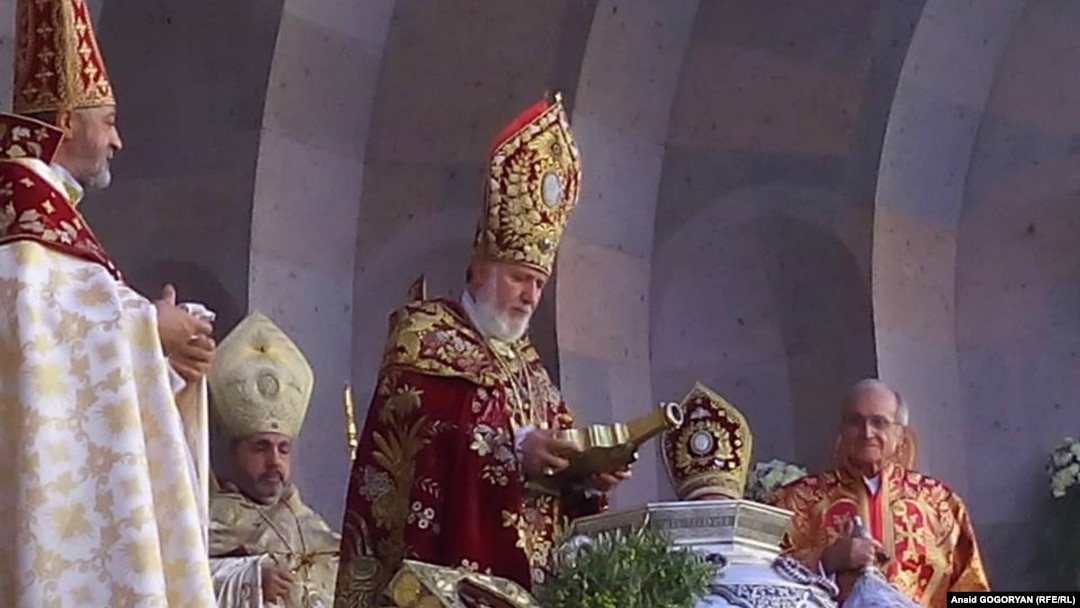 Его Святейшество Гарегин II, Католикос всех армян, освятил 27 сентября миро для Армянской апостольской церкви.
