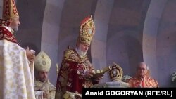 Его Святейшество Гарегин II, Католикос всех армян, освятил 27 сентября миро для Армянской апостольской церкви.