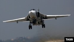 A Russian Sukhoi Su-30 fighter lands at the Hmeimim airbase. (file photo)