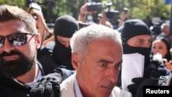 Călin Georgescu este escortat la DIICOT, pentru a fi audiat în dosarul de înșelăciune.