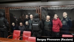 През март руски военен съд постанови присъди между 13 и 23 години затвор за 12 членове на „Азов“. Те са обвинени в терористична дейност.