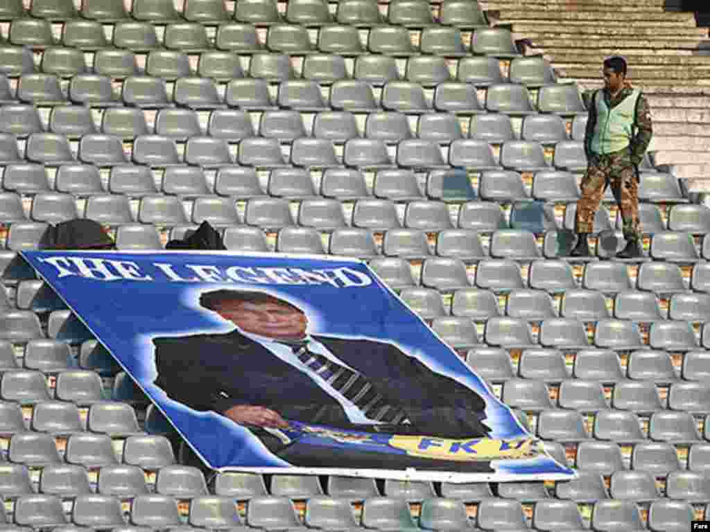 نصب تصوير ناصر حجازي در جايگاه هواداران استقلال تهران در جريان ديدار با ملوان بندر انزلي