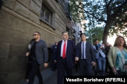 Пеевски върви с охраната си в посока към служебния вход на парламента, 18 септември 2025 г.
