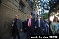  Пеевски върви с защитата си в посока към служебния вход на Народното събрание, 18 септември 2025 година 