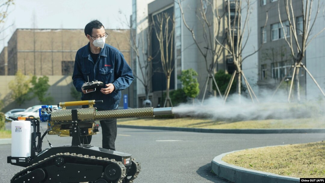Član osoblja upravlja robotom za dezinfekciju ulica u gradu Robot u gradu Hangzhou u kineskoj provinciji Zhejiang 