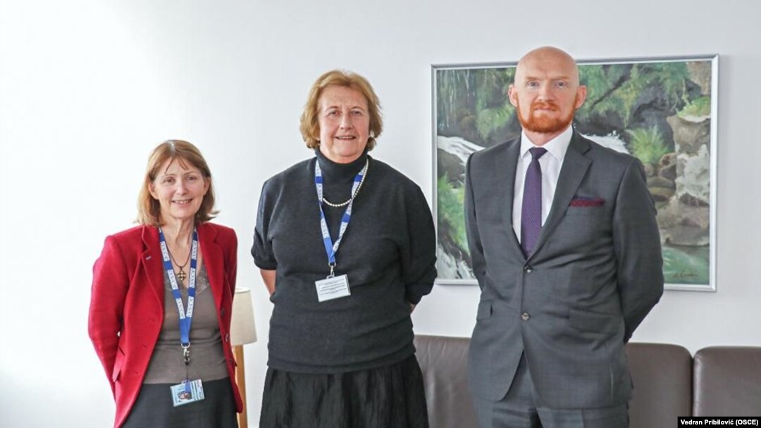 Šef Misije OSCE-a u Bosni i Hercegovini, ambasadorica Kathleen Kavalec (L), sutkinja Joanna Korner iz Velike Britanije i britanski ambasador u Bosni i Hercegovini, Matt Field; Sarajevo, 29. januara 2020. godine 