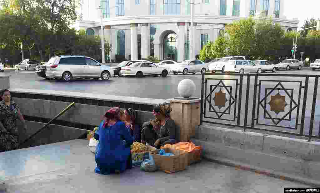 Ýerasty geçälgäniň agzynda üzüm satyp oturan daýzalar