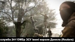 Українські військові встановлюють протидронові сітки в Костянтинівці, Донеччина, вересень 2025 року