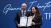 Presidenti i FIFA-s, Gianni Infantino, duke pranuar medaljen prej presidentes së Kosovës, Vjosa Osmani në Prishtinë, më 8 tetor 2025.