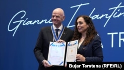 Presidenti i FIFA-s, Gianni Infantino, duke pranuar medaljen prej presidentes së Kosovës, Vjosa Osmani në Prishtinë, më 8 tetor 2025.