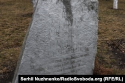 Меморіальний камінь на місці, де стояв Микільський собор на нинішній площі Слави в Києві. Камінь встановлений навесні 2009 року