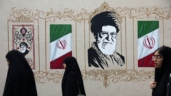 Gra kalojnë pranë një murali që paraqet liderin e ndjerë suprem të Iranit, ajatollah Ali Khamenei, në Teheran, më 13 gusht.