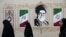 Gra kalojnë pranë një murali që paraqet liderin e ndjerë suprem të Iranit, ajatollah Ali Khamenei, në Teheran, më 13 gusht.