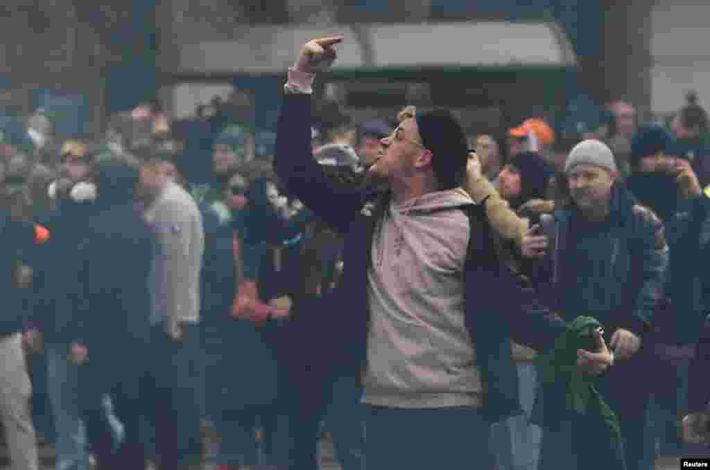 Gest făcut de un bărbat în timpul protestului fermierilor europeni. 