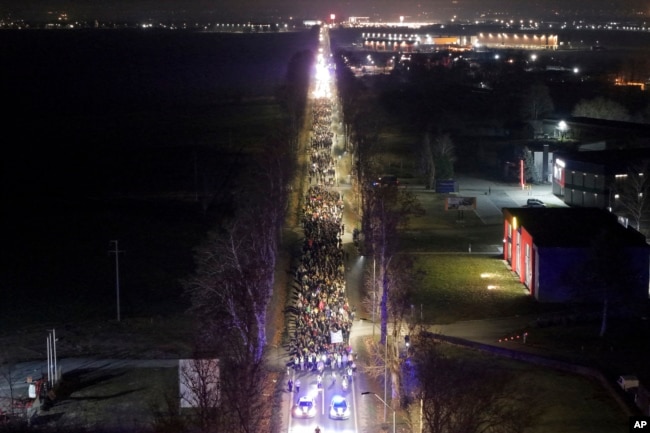 Studentët duke marshuar nga Beogradi drejt Novi Sadit. Stara Pazova, 30 janar 2025.