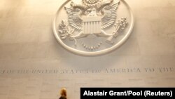 Učesnike Saveta za demokratiju čine već ostvarene, kao i demokratije u usponu, civilno društvo i privatni sektor, naveo je Stejt department (na fotografiji hol sjedišta Stejt departmenta)