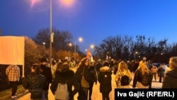 Kolona studenata i građana kreće se od Varadinskog mosta ka Mostu slobode