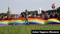 Protestë e organizuar në përkrahje të komunitetit LGBTI+ në Shën Petersburg të Rusisë, më 12 gusht 2017.