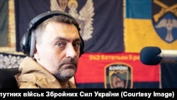 Режисер фільму «Втомлені» та військовослужбовець Юрій Дунай під час ефіру в ефірі Армія FM
