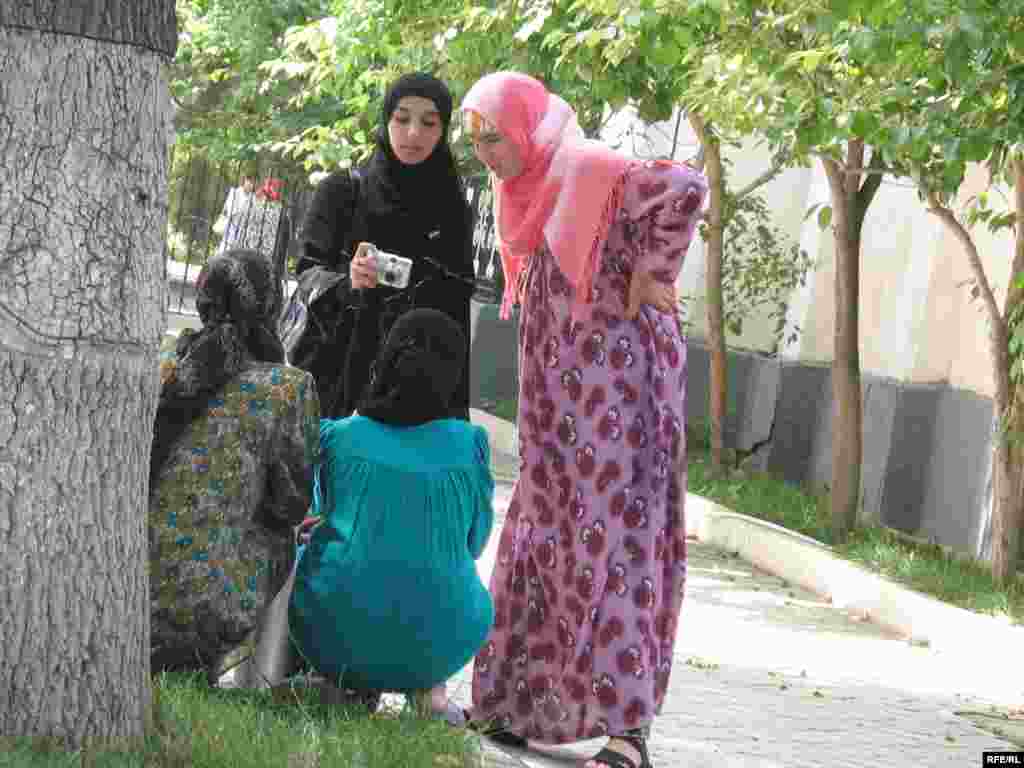 Теъдоди занону духтарони ҳиҷобпӯш дар Тоҷикистон зиёд шуд, вале ин муносибати мардумро ба онҳо дигар накард.