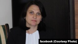 ეს არის პირველი ცნობილი შემთხვევა, როდესაც გამოიყენეს 2024 წელს „ადვოკატური საქმიანობის შესახებ“ კანონში შეტანილი ცვლილება და ირინა გაკს ადვოკატის სტატუსი ჩამოართვეს.