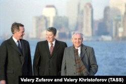 Михаил Горбачев с президентом США Рональдом Рейганом и вице-президентом Джорджем Бушем в Нью-Йорке.