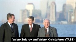 Secretarul general al Comitetului Central al Partidului Comunist din URSS, Mihail Gorbaciov, președintele SUA, Ronald Reagan, și vicepreședintele SUA, George Bush (de la dreapta la stânga), la New-York, la Adunarea Generală a ONU, 8 decembrie 1988