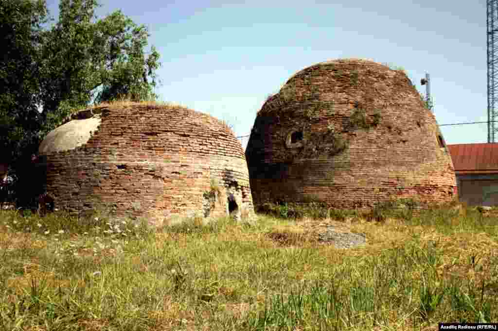 Qubanın mərkəzində yerləşən bu tarixi abidə - hamam el arasında "Çuxur hamam", "Gümbəzli hamam", "Bəkir hamamı", "Məşədi Əlimərdan hamamı" adları ilə tanınır.