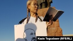 Айдана Айдархан, дочь заключенного казахского поэта и диссидента Арона Атабека, выступает с поэтической акцией, призывая власти освободить ее отца и другого участника Шаныракских событий, Курмангазы Утегенова. Алматы, 14 июля 2019 года. 