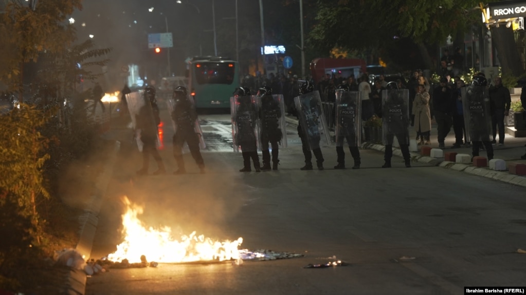 Sipas policisë, një grup protestuesish pengoi daljen e deputetëve dhe zyrtarëve, duke detyruar disa prej tyre të ktheheshin brenda Kuvendit.