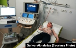 ექიმთა მულტიდისციპლინური გუნდი დაჩის კვლევას ატარებს ფრაიბურგის საუნივერსიტეტო კლინიკაში. 24 აპრილი, 2026 წელი