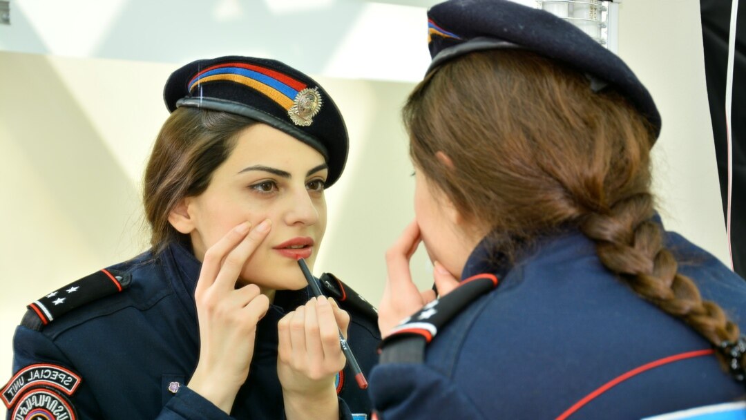 Трусикисіз кеңестік әйелдер ит стилі