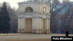 Moldova - arch of triumph, clock, police, Chisinau 