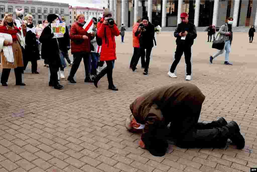 БЕЛОРУСИЈА - Илјадници Белоруси излегоа на нови демонстрации против Александар Лукашенко, и покрај заканите на полицијата дека ќе употреби боева муниција доколку е потребно.